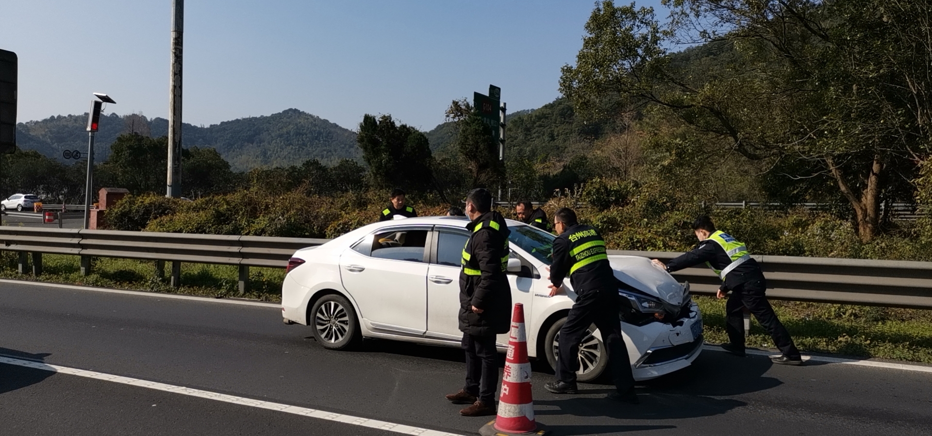 2月5日二車(chē)追尾事故車(chē)現(xiàn)場(chǎng)毛洪迅.jpg